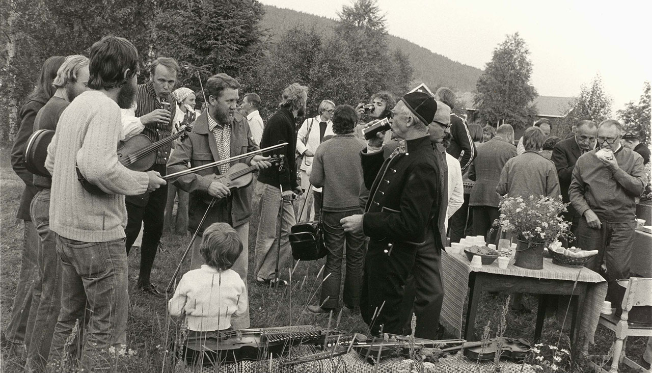 Spelmanskväll i Forsa, Hälsingland. Foto: Torbjörn Ivarsson, juni 1978. Svenskt visarkiv.